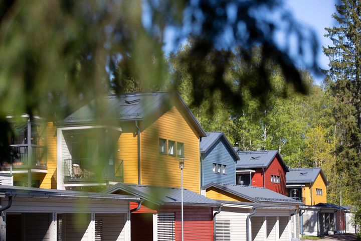 Värikkäitä kerrostaloja Mellunmäessä Helsingissä kesäsäässä.