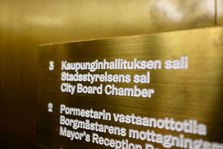 Opastekyltti kapunginhallituksen saliin.
