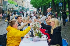 Illallinen ulkona Helsinki-päivänä.