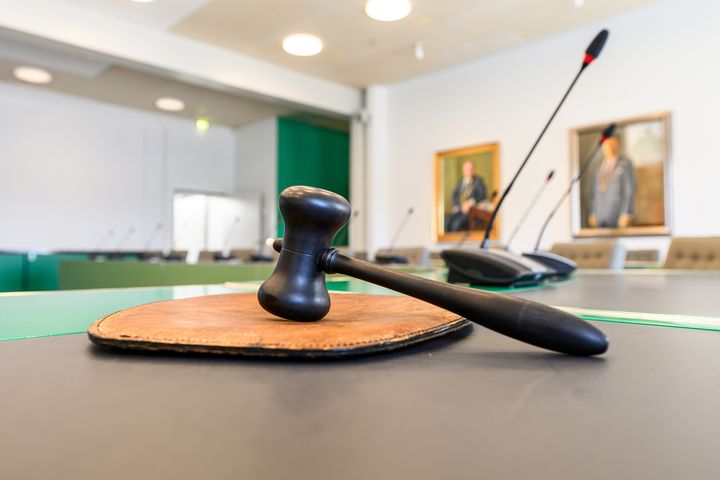 Kaupunginhallituksen puheenjohtajan nuija kokoussalin pöydällä.