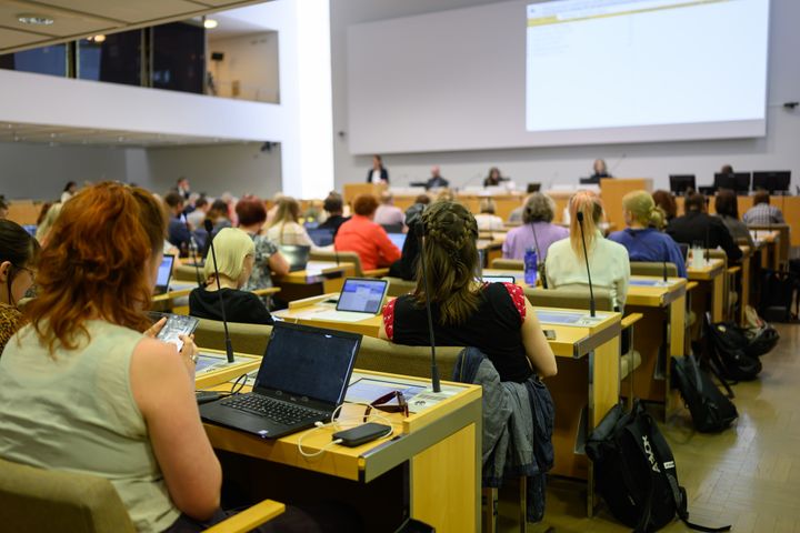 Nainen valtuustossa istumassa