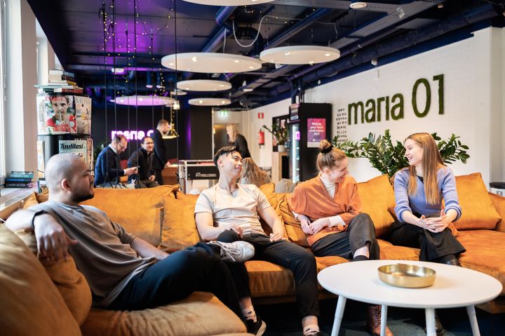 En grupp på fyra personer sitter i soffan på campuset för uppstartsföretag Maria 01.