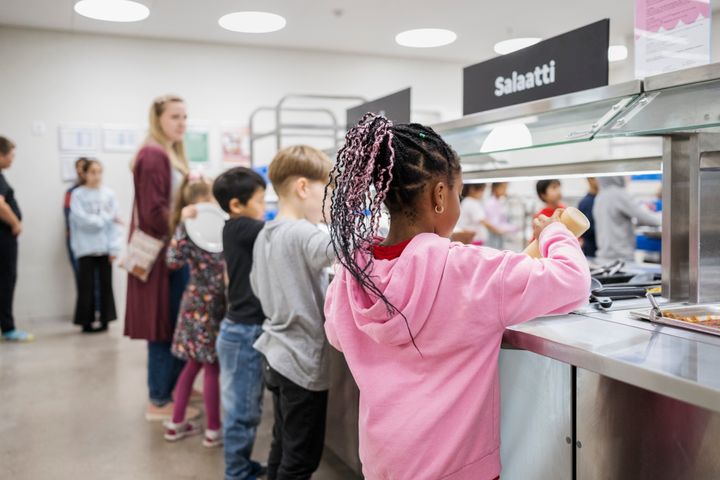 Pakkalan keskuskeittiö huolehtii ruokapalvelusta lähes 400 toimipisteeseen kuten päiväkoteihin, oppilaitoksiin ja kouluihin.