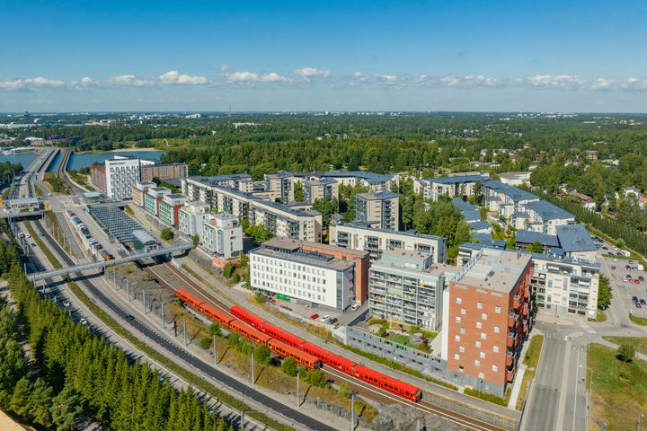 Ilmakuva Vuosaaresta ja metrorata.