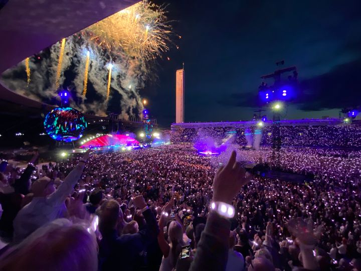 Kuva Coldplayn konsertista Helsingissä heinäkuussa 2024.