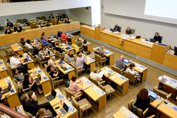 Helsingin kaupunginvaltuuston istuntosali, kesällä 2023.