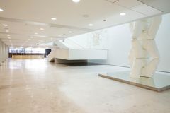 Kaupungintalon aula sekä Kimmo Kaivannon teos "Ketju".