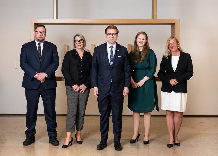 Helsingin uusi pormestari ja apulaispormestarit. Kuvassa vasemmalta lähtien: Paavo Arhinmäki, Johanna Laisaari, Daniel Sazonov, Reetta Vanhanen ja Maarit Vierunen.