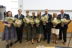 Helsingin uudet pormestarit ja kaupunginvaltuuston puheenjohtajat. Vasemmalta valtuuston 2. varapuheenjohtaja Anni Sinnemäki, pormestari Daniel Sazonov, valtuuston puheenjohtaja Eveliina Heinäluoma, kaupunkiympäristön toimialan apulaispormestari Johanna Laisaari, kasvatuksen ja koulutuksen toimialan apulaispormestari Reetta Vanhanen, kulttuurin ja vapaa-ajan toimialan apulaispormestari Paavo Arhinmäki, sosiaali-, terveys- ja pelastustoimialan apulaispormestari Maarit Vierunen sekä valtuuston 1. varapuheenjohtaja Juha Hakola.