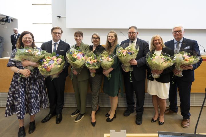 Helsingin uudet pormestarit ja kaupunginvaltuuston puheenjohtajat. Vasemmalta valtuuston 2. varapuheenjohtaja Anni Sinnemäki, pormestari Daniel Sazonov, valtuuston puheenjohtaja Eveliina Heinäluoma, kaupunkiympäristön toimialan apulaispormestari Johanna Laisaari, kasvatuksen ja koulutuksen toimialan apulaispormestari Reetta Vanhanen, kulttuurin ja vapaa-ajan toimialan apulaispormestari Paavo Arhinmäki, sosiaali-, terveys- ja pelastustoimialan apulaispormestari Maarit Vierunen sekä valtuuston 1. varapuheenjohtaja Juha Hakola.