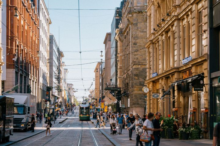 Kesäinen kuva Aleksanterinkadulta.