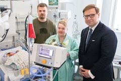 Helsinki-päivän vauva. Perhe Hokkanen-Koponen ja Helsingin pormestari Daniel Sazonov.