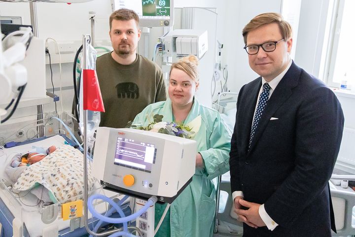 Helsinki-päivän vauva. Perhe Hokkanen-Koponen ja Helsingin pormestari Daniel Sazonov.