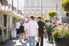 Torikortteleiden kesäterassi Senaatintorilla.