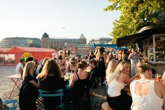 Alkuviinin kioski ja terassi Hakaniementorilla.