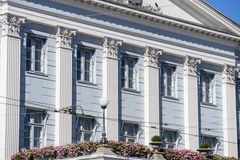 Kaupungintalon julkisivua.