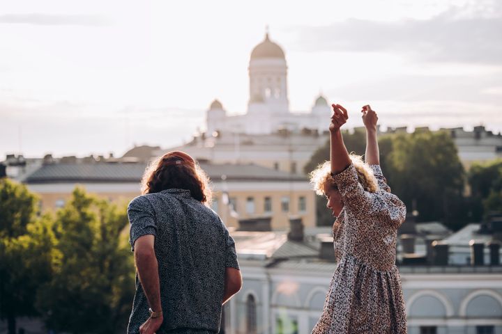 Iloisia ihmisiä taustallaan Helsinkiä ja Tuomiokirkko.