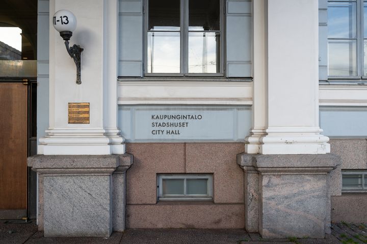 Kuva kaupungintalon julkisivusta. Teksti kaupungintalo kolmella kielellä.
