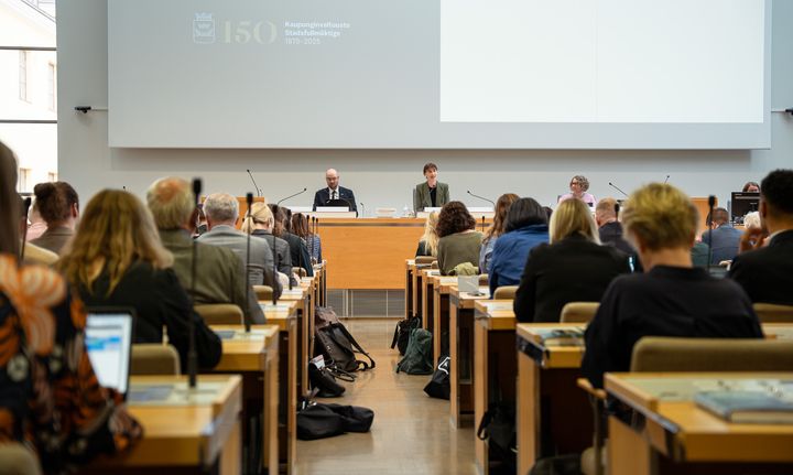 Helsingin kaupunginvaltuuston istuntosali.