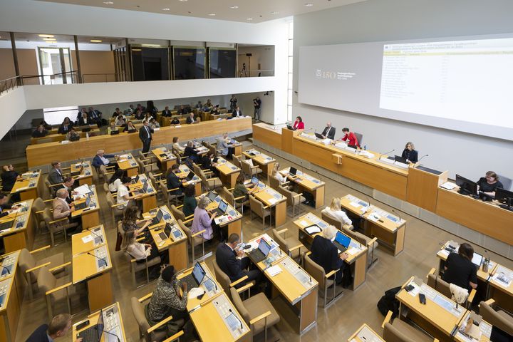 Kaupunginvaltuutettuja valtuuston istuntosalissa.