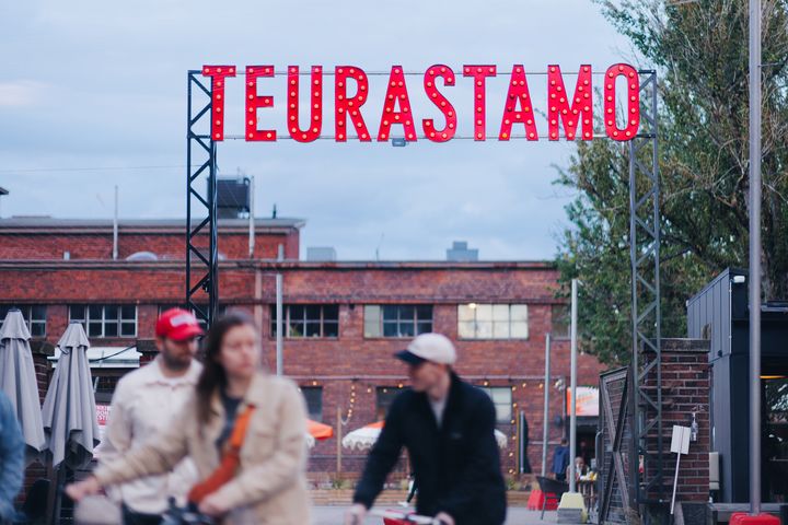 Ihmisiä kävelemässä ja pyöräilemässä.