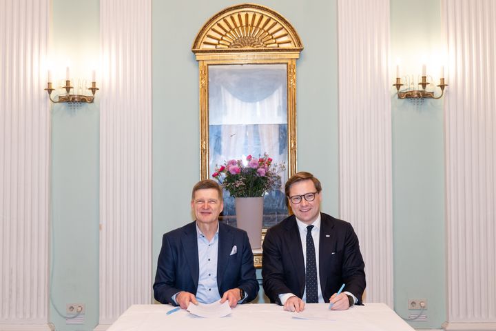Aalto-yliopiston rehtori Ilkka Niemelä ja Helsingin kaupungin pormestari Daniel Sazonov