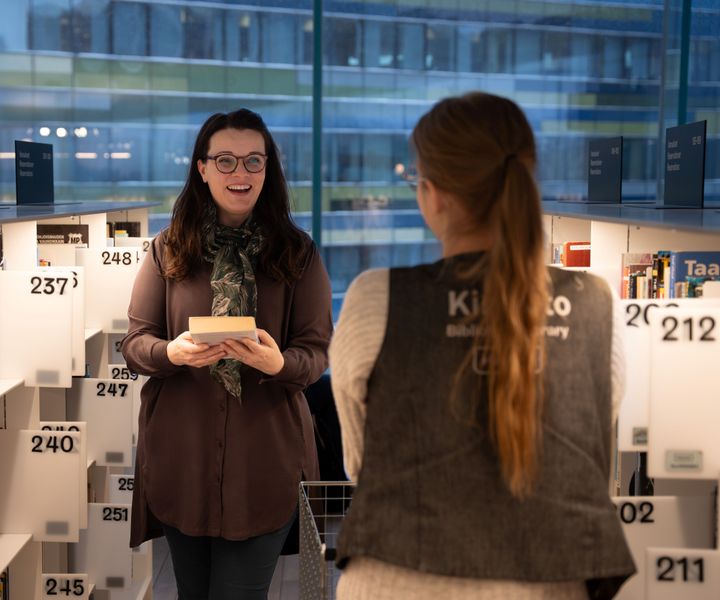 Kahden naisen kohtaaminen Helsingin keskustakirjasto Oodissa.