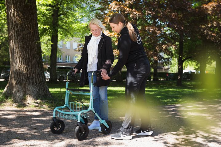 Kuvituskuva, fysioterapeutti ja asiakas.
