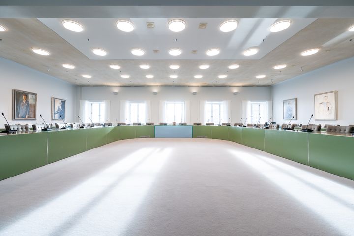 Kaupunginhallituksen sali kaupungintalolla.