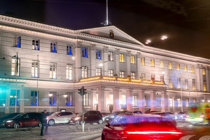 Helsingin kaupungintalo iltavalaistuksessa.