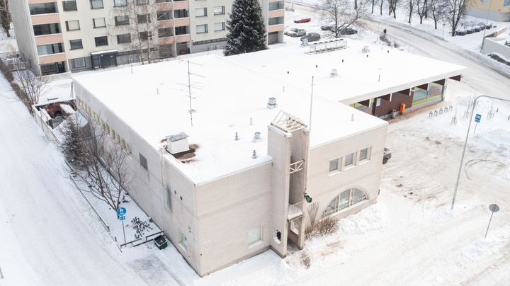 Koskelan nuoristotalo aurinkoisena talvipäivänä.