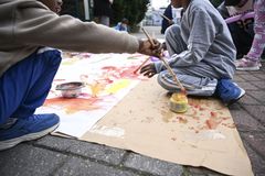 Lapset maalavat ulkona Kontulassa.