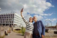 Ihmisiä Helsingin Kauppatorilla.