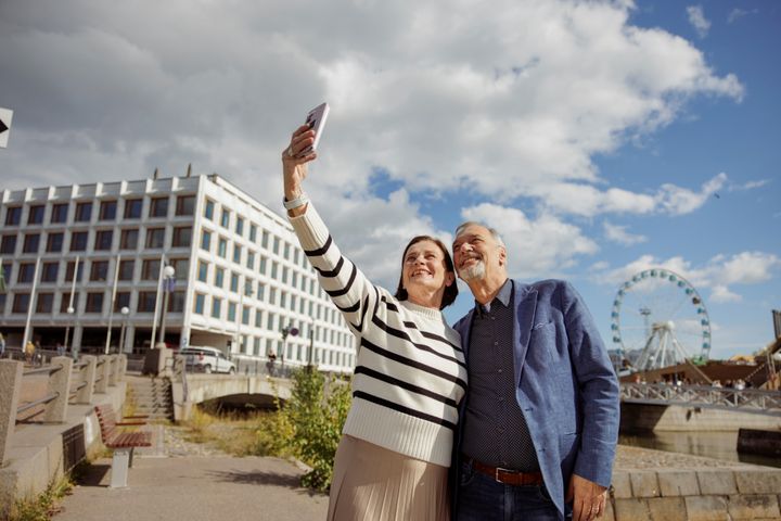 Ihmisiä Helsingin Kauppatorilla.