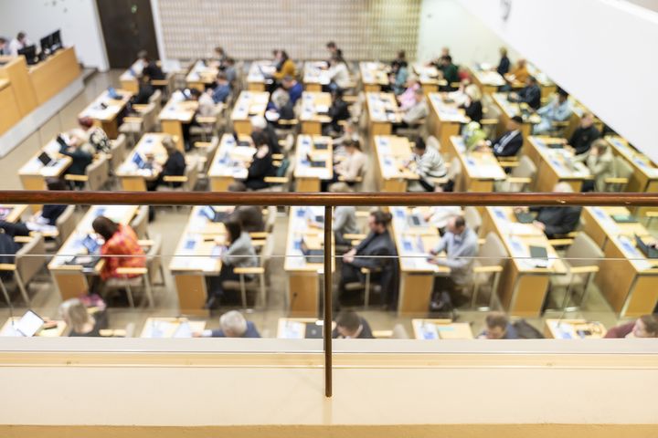 Valtuutettuja kaupunginvaltuuston kokouksessa.