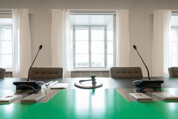 Kaupunginhallituksen puheenjohtajan istuin, taustalla ikkuna.