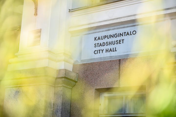 Helsingin kaupungintalon sisäänkäynti, edustalla viherkasveja.