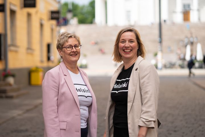 Kuvassa matkailupäällikkö Nina Vesterinen ja brändi ja tapahtumat -yksikön päällikkö Sanna Forsström kesäisellä Sofiankadulla.