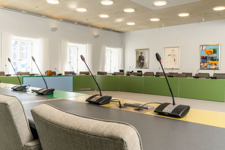 Kaupunginhallituksen istuntosali kaupungintalolla.