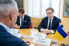Kiovan pormestari Vitaliy Klitschko ja Helsingin pormestari Daniel Sazonov tapaamisessa Kiovassa.