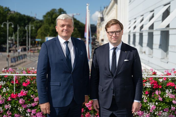 Tallinnan pormestari Peeter Raudseppin ja Helsingin pormestari Daniel Sazonovin Helsingin kaupungintalon parvekkeella.