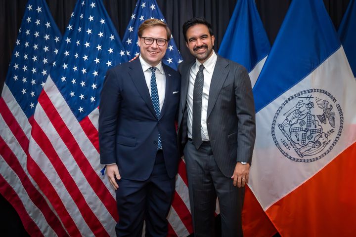Helsingin pormestari Daniel Sazonov ja New Yorkin pormestari Zohran Mamdani yhteiskuvassa New Yorkissa.