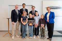 Ystäväni Vakko -kirjan julkistus- ja lahjoitustilaisuus 30.9.2026 Helsingin kaupungintalolla. Helsingin Rotaryklubin presidentti Kalle Virtapohja, kasvatuksen ja koulutuksen apulaispormestari Shawn Huff, pormestari Daniel Sazonov, Helsingin Rotaryklubin Raija Vahasalo, Snellmanin ala-asteen neljäsluokkalaiset.