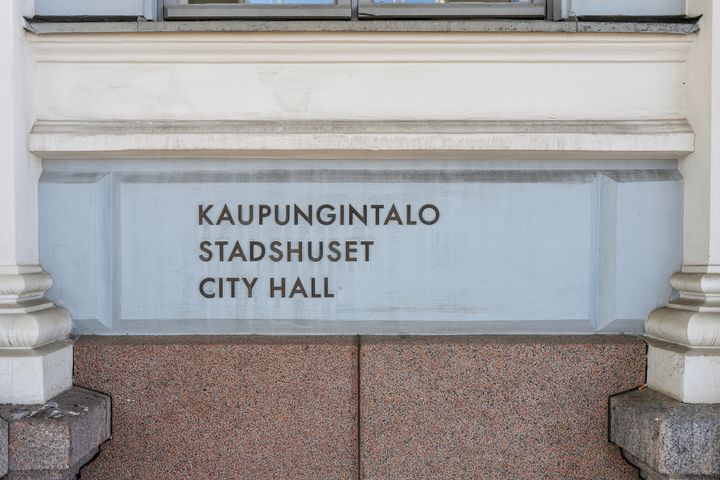 Kaupungintalon parveke kukkineen.