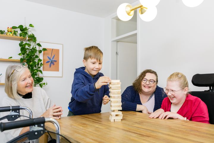 Pelihetki pöydän ääressä.