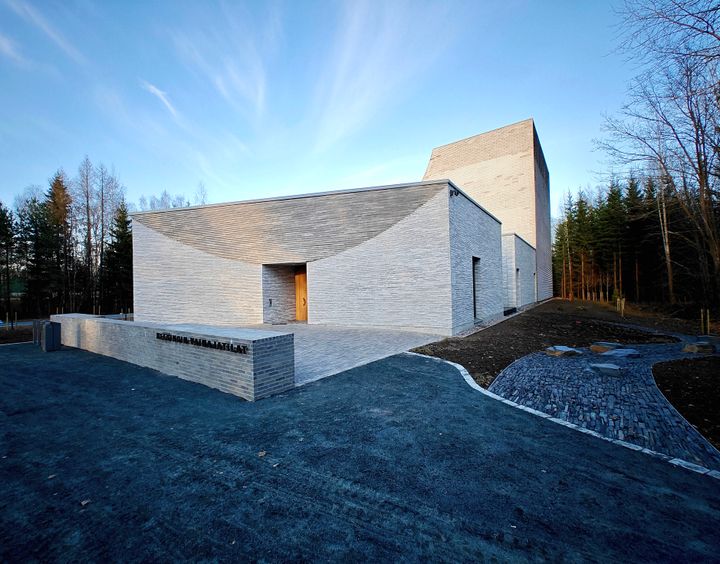 Vainajatilojen julkisivu ilta-auringossa.