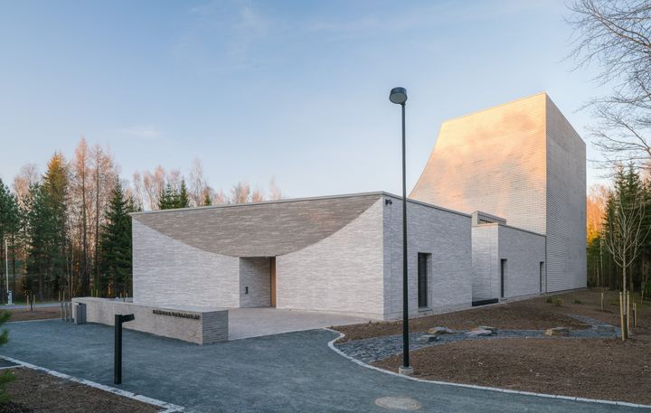 Bårhusets arkitektur är jordnära och färgskalan ljust neutral.