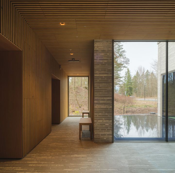 B%E5rhuset%20%E4r%20jordn%E4ra%20och%20det%20finns%20en%20vattenprydnad%20p%E5%20g%E5rden.