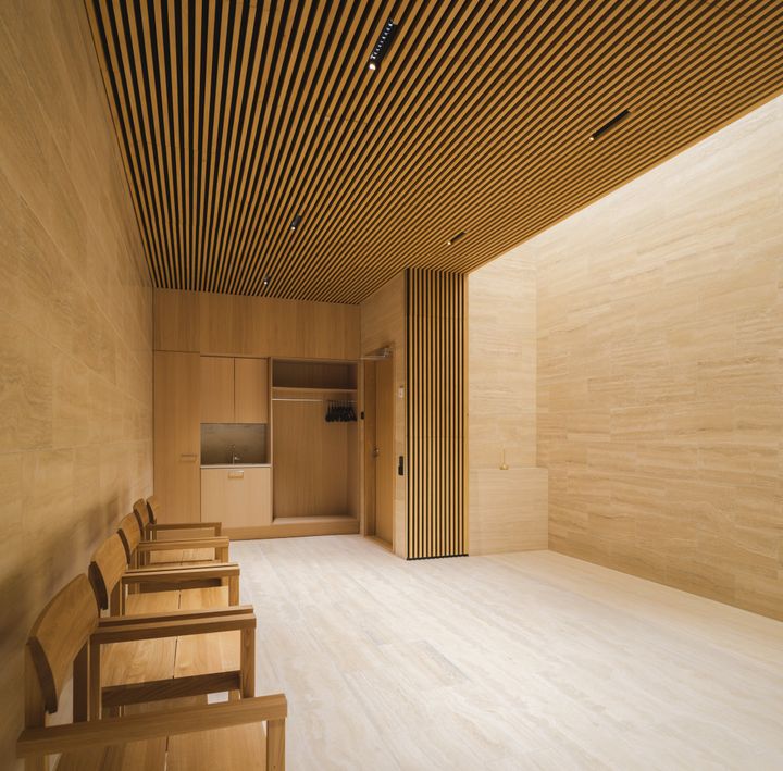 Vaalea%20tila%2C%20jossa%20on%20toisella%20seinustalla%20tuoleja%20ja%20toisella%20tilaa%20vainajan%20hyv%E4stelyyn.