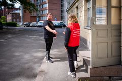 Kaksi henkilöä kadulla.